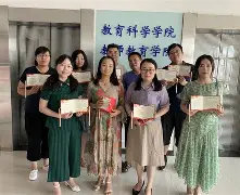 包含全力以赴！球员斗志高昂，将荣誉捧于手中的词条