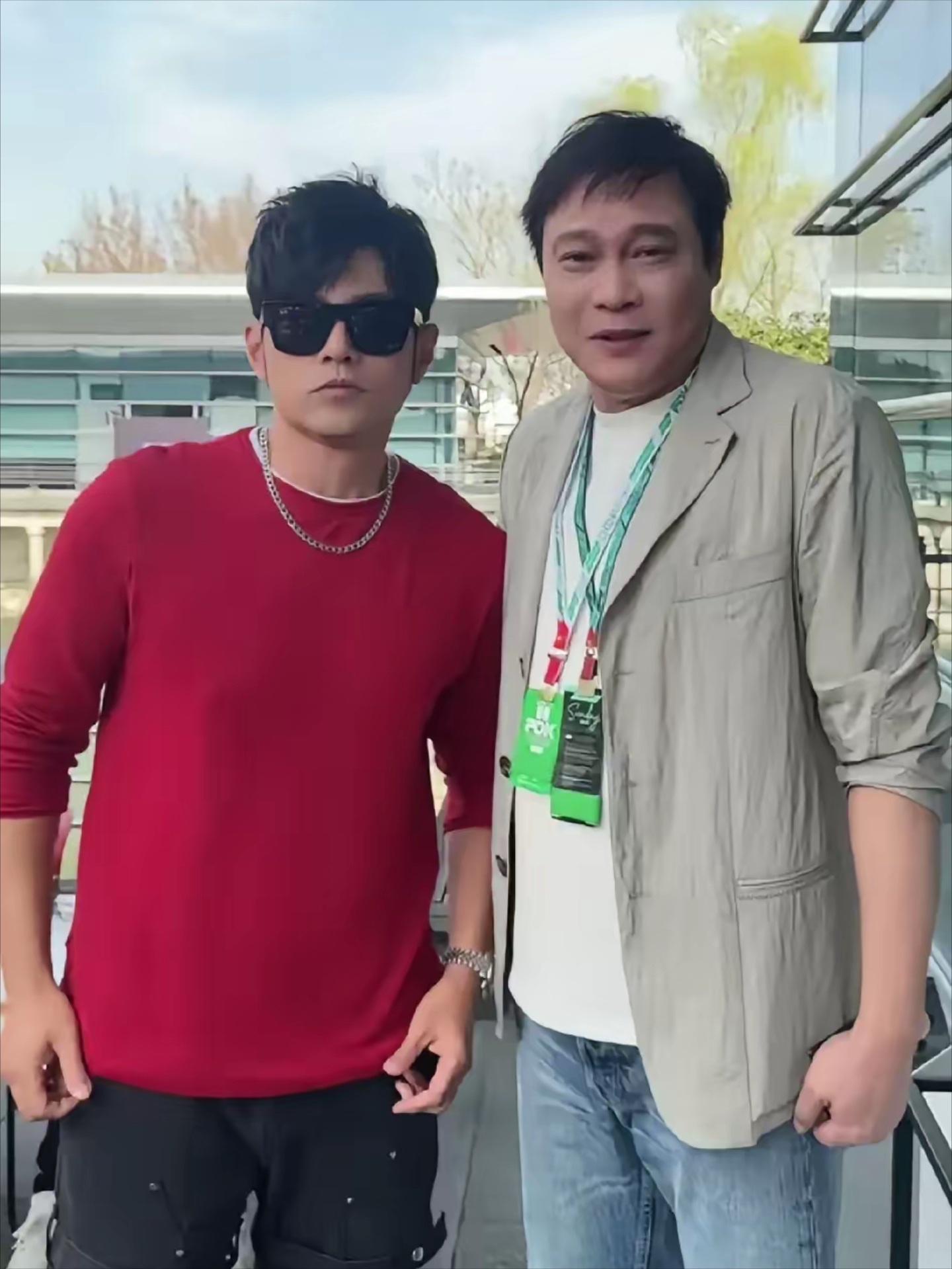 包含天王明星亮相球场，为比赛增添看点的词条